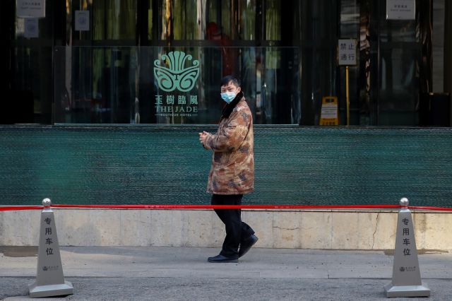 세계보건기구(WHO) 코로나19 기원 국제조사팀이 머무는 중국 후베이성 우한의 호텔 밖에서 지난 15일 한 경비원이 주변을 감시하고 있다. 로이터연합뉴스