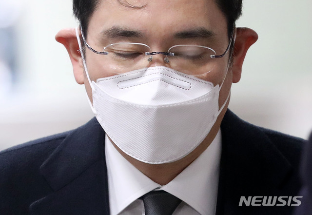 이재용 삼성전자 부회장이 법정 구속 소식이 전해지면서 삼성 그룹주 주가가 일제히 하락 마감했다./사진=뉴시스