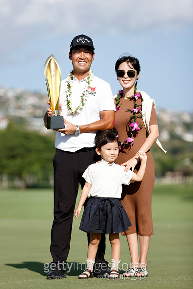 케빈 나가 18일(한국시간) PGA 투어 소니오픈에서 통산 5번째 우승을 차지한 뒤 아내, 딸과 우승트로피를 들고 있다. [게티이미지]