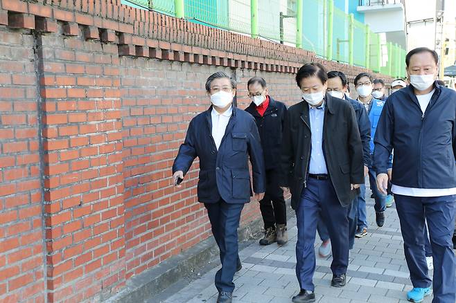 조영덕(왼쪽) 서울 마포구의장이 지난해 10월 ‘마포구의 걷고 싶은 길 10선’ 행사에 참가해 관계자들과 체험을 하고 있다.마포구의회 제공