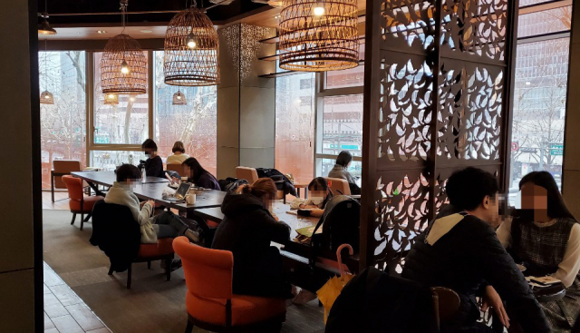 카페 내 취식 금지가 풀린 18일 오후 서울 종로구 한 프랜차이즈 카페가 손님들로 북적이고 있다. /박민주기자