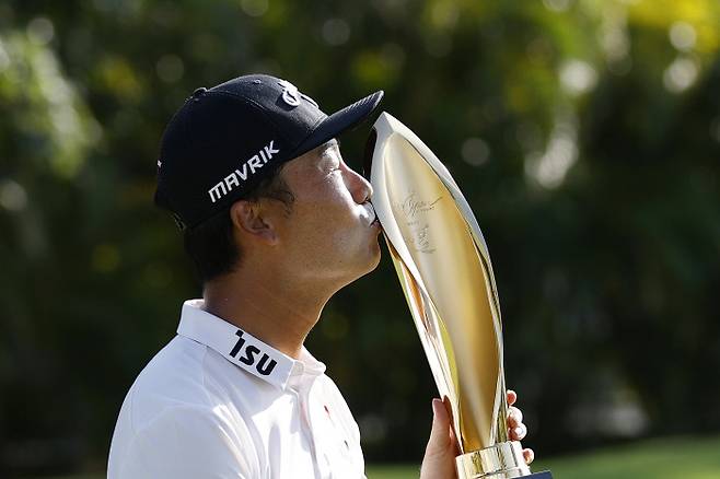 케빈 나가 18일 PGA 투어 소니오픈서 우승한 뒤 트로피에 입맞추고 있다.AFP|연합뉴스