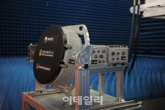 국방과학연구소(ADD) 주관하고 한화시스템이 시제업체로 참여해 개발한 한국형 전투기(KF-X) 탑재용 에이사(AESA) 레이더 실물 모습이다. (사진=방위사업청)