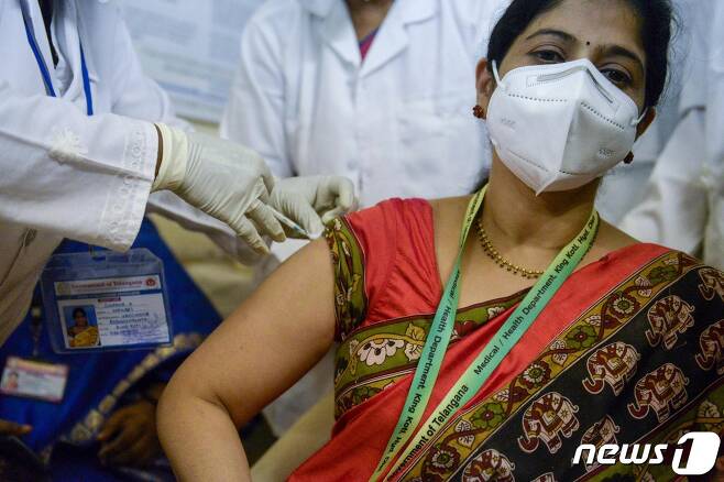 지난 16일 인도 텔랑가나주 하이데라바드의 킹코티 병원에서 의료진이 코로나19 백신을 맞고 있다. © AFP=뉴스1