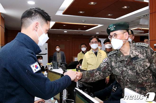 남영신 육군참모총장이 지난해 12월16일 서울 중구보건소를 찾아 수도권 역학조사 지원 임무를 수행 중인 특전사 장병을 격려하고 있다. 2020.12.16/뉴스1