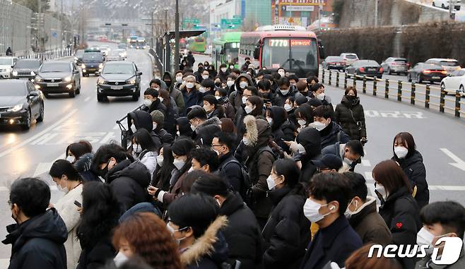 18일 오전 서울 지하철 4호선 사당역 부근에서 시민들이 출근을 서두르고 있다. 2021.1.18/뉴스1 © News1 김진환 기자