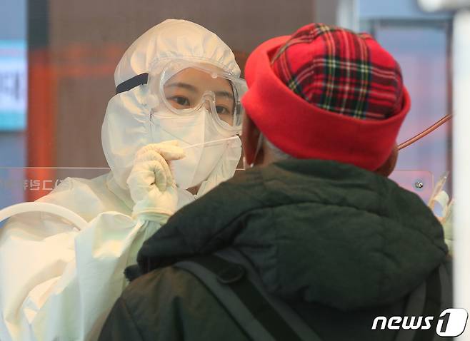 코로나 19 검체 검사 /뉴스1 © News1 송원영 기자