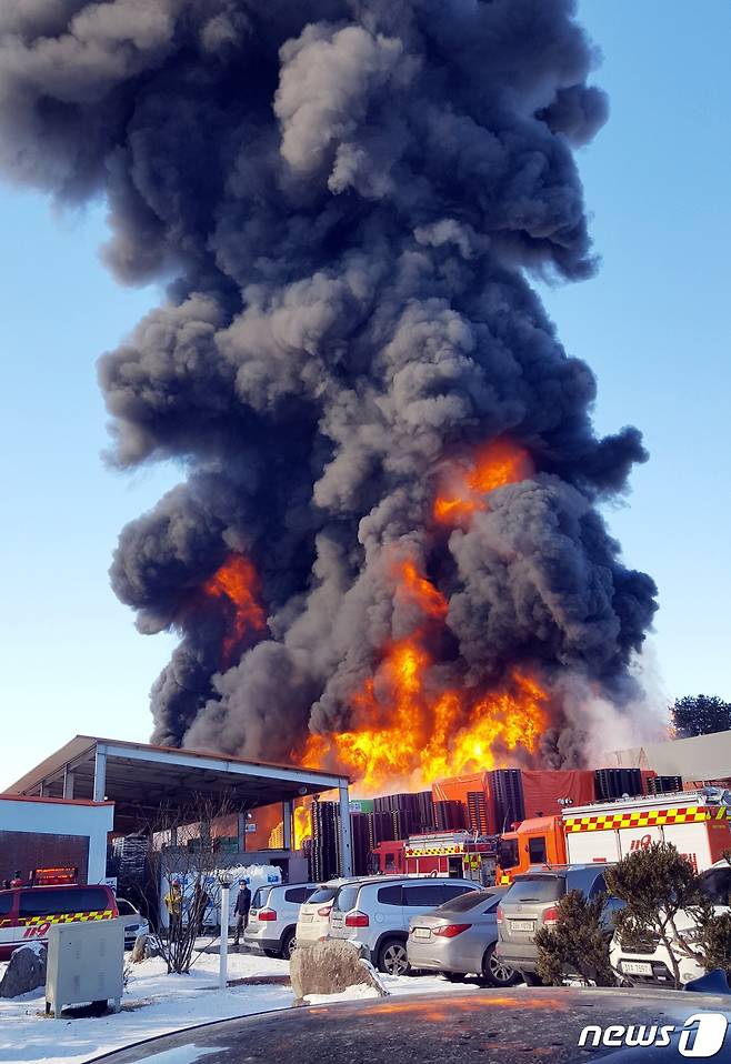증평군 도안면에서 발생한 공장화재.(증평소방서 제공)© 뉴스1