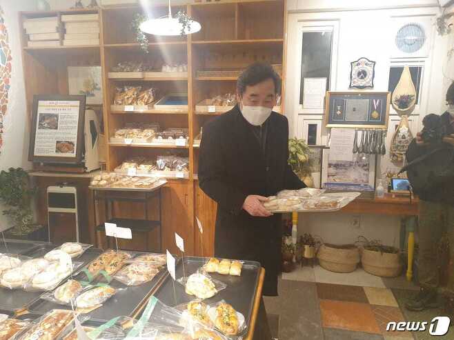 이낙연 더불어민주당 대표가 19일 '한 끼 포장' 캠페인 실천을 위해 서울 종로구 한 빵집에서 빵을 구매하고 있다. (이낙연 대표 페이스북 갈무리) © 뉴스1