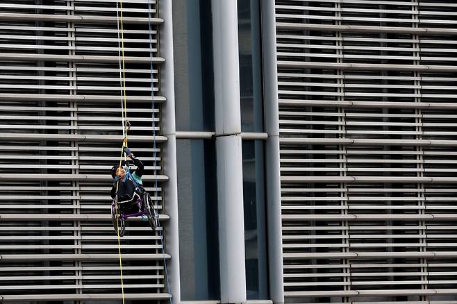 16일(현지 시각) 휠체어에 탄 채 320m 높이의 홍콩 니나 타워를 등반하는 라이 치와이. /로이터 연합뉴스