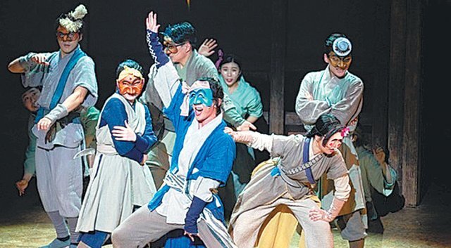 뮤지컬  스웨그에이지: 외쳐, 조선! 에서 배우들이 노래와 군무를 선보이는 장면