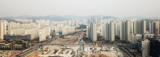 경기도 화성 동탄역 일대에 아파트들이 빼곡히 들어서 있다. <연합뉴스>