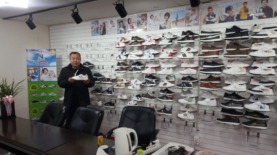 부산 부암동에 있는 수제화 전문기업 신화컬렉션 강정훈 대표가 자사가 만든 신발제품을 소개하고 있다. 신화컬렉션 제공