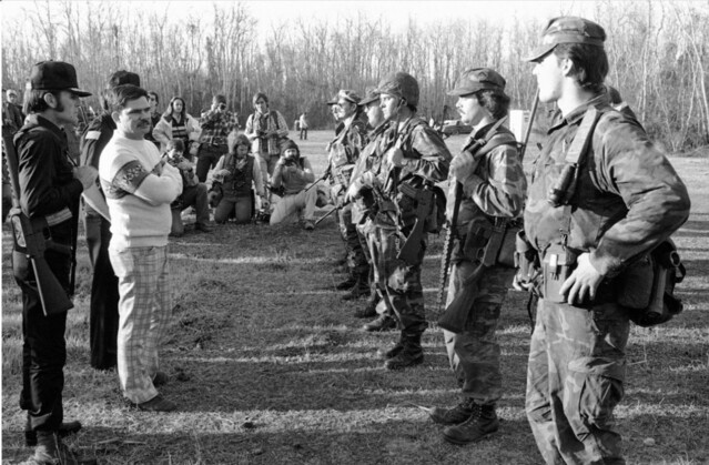 1980년대초 백인 무장운동을 민병대 형태로 조직하는데 큰 역할을 한 베트남전 퇴역 군인 루이스 빔(왼쪽에서 세번째). 1981년 2월14일 텍사스에서 베트남 이민자 어부들을 반대하는 집회를 열기 전에 자신의 민병대 조직들을 점검하고 있다. AP 자료사진