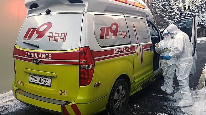 충남 금산소방서 119구조대가 코로나19 관련 업무를 수행하고 있다. 금산소방서 제공