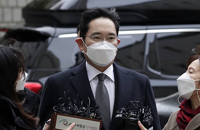 Samsung Electronics Vice Chairman Lee Jae-yong heads to the Seoul High Court on Jan. 18 for his trial. (Kim Hye-yun, staff photographer)