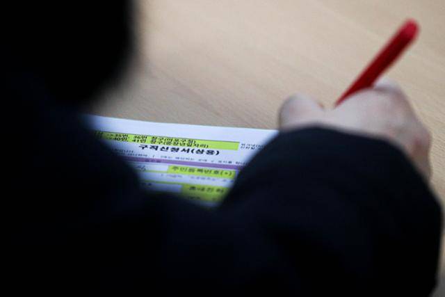 지난 13일 마포구 서울서부고용복지플러스센터를 찾은 한 시민들이 구직신청서를 쓰고 있다. 뉴스1