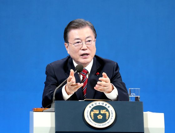 18일 문재인 대통령이 청와대 춘추관에서 온ㆍ오프 혼합 방식의 신년 기자회견을 연 모습.