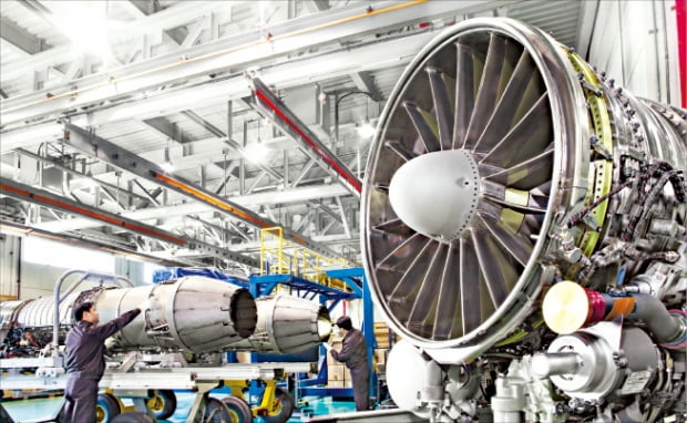 한화에어로스페이스는 롤스로이스의 양산부품 승인절차 평가에서 파트너사 중 최고 수준인 1등급을 받았다. 한화에어로스페이스 연구원들이 항공기 엔진을 점검하고 있다.  한경DB