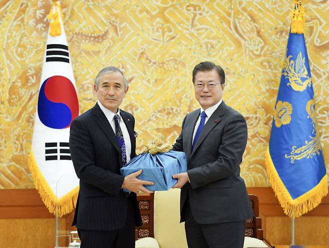문재인 대통령이 19일 청와대에서 해리 해리스 주한미국대사를 접견하고 안동소주를 선물하고 있다. 청와대 제공