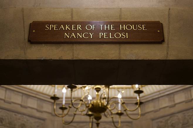 낸시펠로시 연방하원의장의 새로운 명패가 지난 18일(현지시간) 미국 워싱턴 의회의사당 안에 걸려 있다. 워싱턴|AP연합뉴스