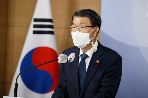 Financial Services Commission Chairman Eun Sung-soo speaks during a briefing held Monday at the government complex in central Seoul to announce the commission's 2021 policy goals. [YONHAP]
