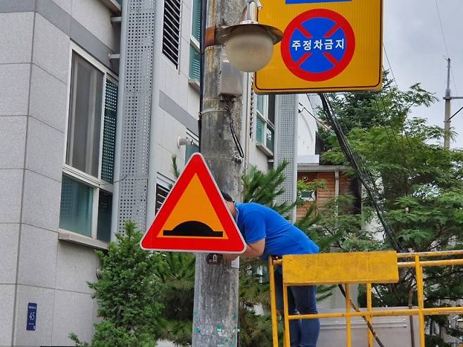 서울 강남구에서는 교통안전시설물 정비를 실시하고 있다. / 자료제공=강남구청