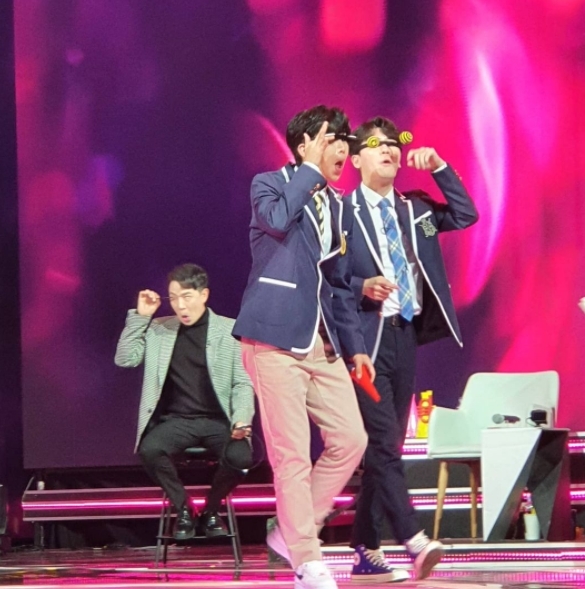 Lim Young-woong and Young-tak were spotted playfulSinger Lim Young-woong posted a picture on his instagram on January 19 with an article entitled Mascara, Algeria of their brothers.The photo shows Lim Young-woong and Young-tak enjoying the stage at the TV Chosun Colcenta of Love.The scene came out last week when Lee Chan-won called The Womans Mascara, Algeria, and Lim Young-woong boom is laughing with choreography of Mascara and Algeria to the song title.Their playful appearance and extraordinary uniform fit are impressive.