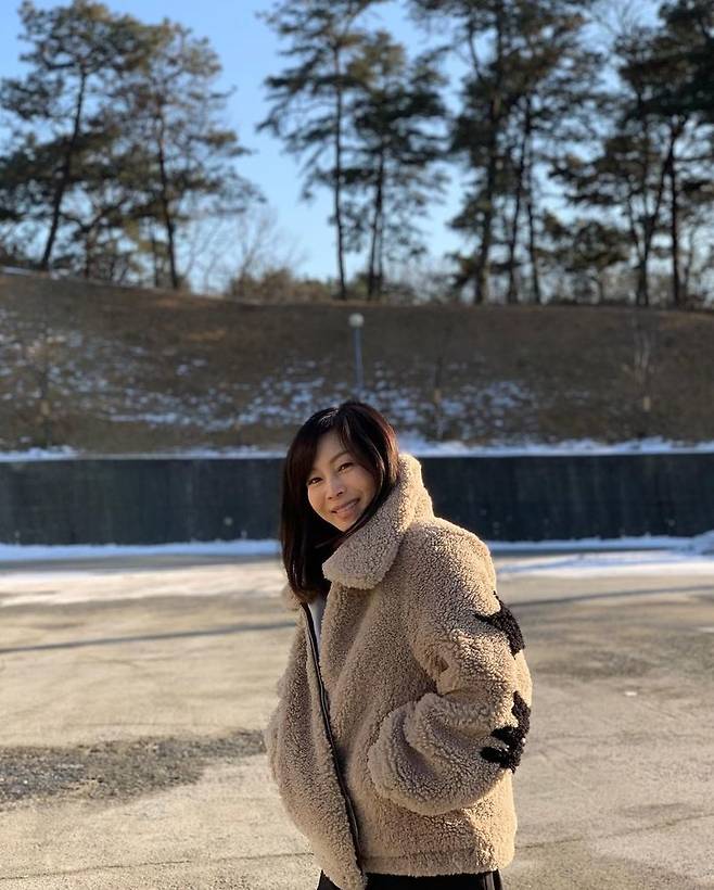 Actor Hwang Shin-hye told the latest news of the shooting.On January 19, Hwang Shin-hye posted several photos on Instagram with an article entitled No mask # during shooting # Oh Samgwang Villa.In the open photo, Hwang Shin-hye is staring at the camera wearing a brown flys. Hwang Shin-hye is in the KBS2 drama Oh! Samgwang Villa!It seems that I took a picture of myself while waiting for the filming. Especially, during the nickname Computer Beauty even though I was in my 50s, my beauty attracted attention.