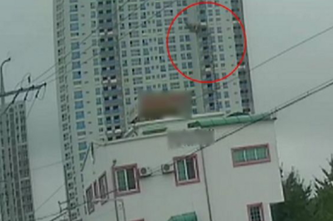지난 2019년 8월 14일 오전 8시 27분쯤 속초시 서희 스타힐스 아파트 공사현장에서 작업 중 추락하고 있는 근로자들이 인근 CCTV에 포착됐다.  인근 건물 CCTV 화면 캡처