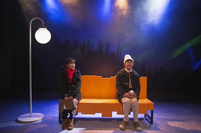 극단 소년이 지난해 12월 25일부터 서울 대학로 TOM 2관에서 공연 중인 연극 ‘올모스트 메인’. 공연은 다음달 14일까지 이어진다.극단 소년 제공