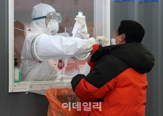 20일 오전 서울역 광장에 마련된 신종 코로나바이러스 감염증(코로나19) 임시선별진료소를 찾은 시민들이 검사를 받고 있다. (사진=방인권 기자)