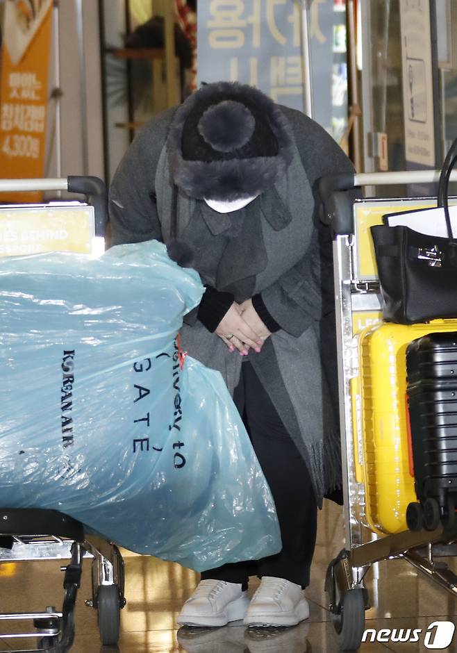 방송인 에이미가 20일 인천국제공항을 통해 중국 광저우에서 입국하며 인사를 하고 있다. 2021.1.20/뉴스1 © News1 권현진 기자