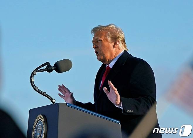 20일 앤드루스 공군 기지에서 짧은 퇴임식을 갖고 연설하는 도널드 트럼프 미국 대통령 © AFP=뉴스1