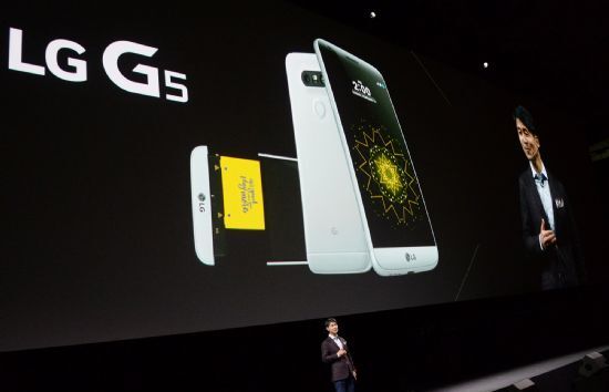 2016년 당시 LG전자 MC사업본부장 조준호 사장이 스페인 바르셀로나 ‘산 호르디 클럽’에서 열린 ‘LG G5 Day’ 행사에서 전략 스마트폰 ‘LG G5’를 소개하고 있다. (사진=LG전자)