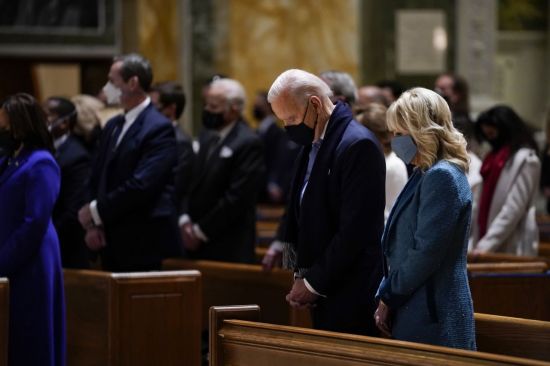 바이든 당선인 부부가 취임식에 앞서 열린 미사에서 기도를 하고 있다. [이미지출처=AP연합뉴스]