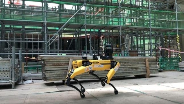 GS건설이 국내 최초로 도입한 4족 보행 로봇인 ‘스팟'. 장애물이 있거나 험한 지형에서도 달릴 수 있다. /GS건설 제공