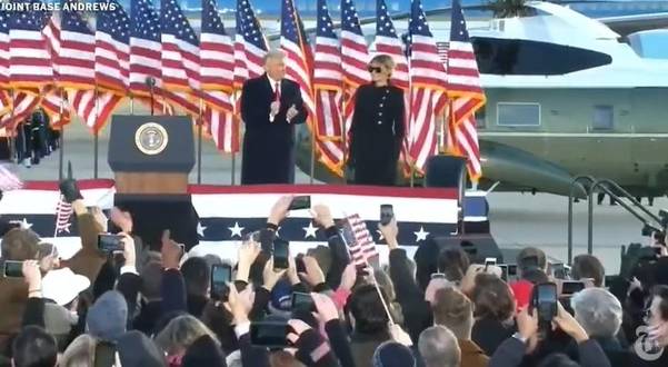 도널드 트럼프 미국 대통령이 20일(현지 시각) 앤드루스 공군기지에서 퇴임 소감을 밝히고 있다. /뉴욕타임스(NYT) 유튜브 생중계 화면 캡처