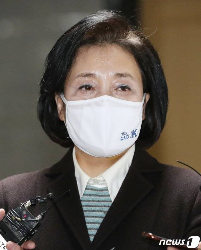 박영선 중소벤처기업부 장관이 20일 오후 정부대전청사에서 직원과의 대화를 마치고 취재진의 질문에 답하고 있다. 2021.1.20/뉴스1