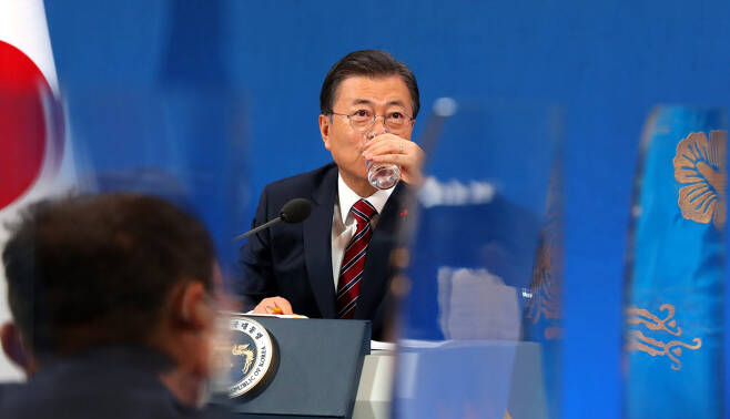 문재인 대통령이 18일 청와대 춘추관에서 열린 신년 기자회견에서 물을 마시고 있다. 연합뉴스