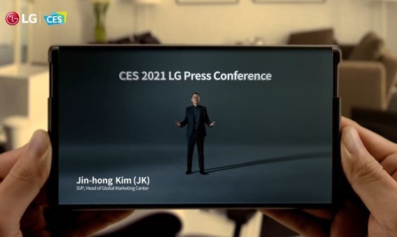LG전자가 지난 11일(현지시간) CES 2021에서 보여준 롤러블폰 티저 영상