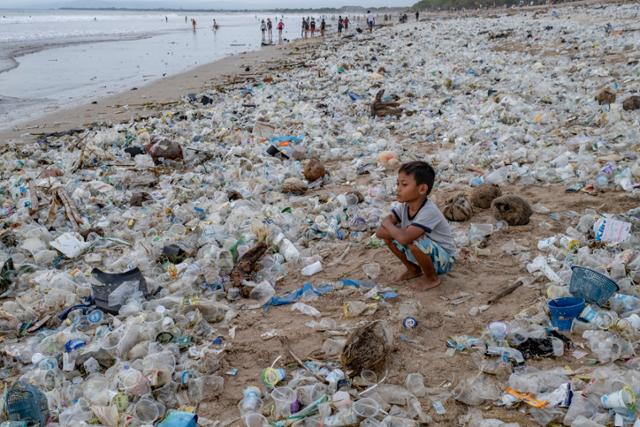 인도네시아 발리섬 꾸따해변에서 지난해 12월 31일 한 소년이 플라스틱 쓰레기가 덮여 있는 해변에 앉아 있다. 발리=EPA 연합뉴스