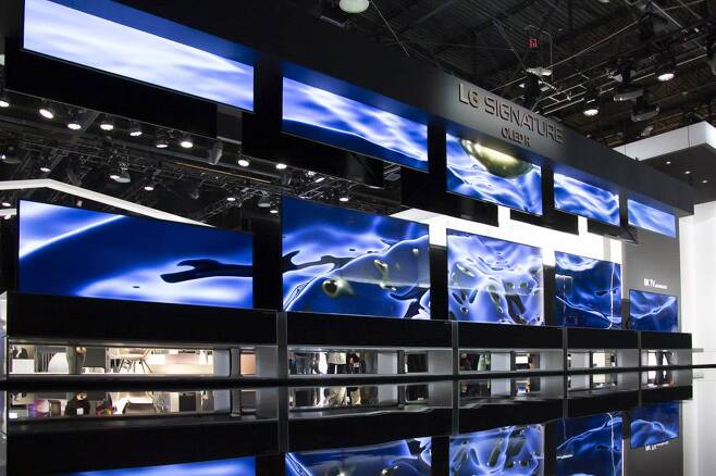 CES2020 당시 전시된 LG 롤러블 TV, CES에서는 매년 새로운 기술이 적용된 TV가 선보여왔다. 출처=IT동아