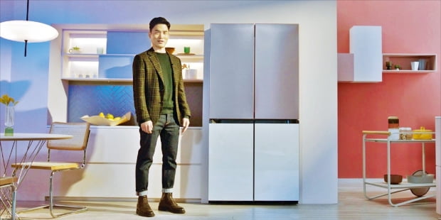 삼성전자가 11일 온라인으로 개최한 ‘삼성 프레스 콘퍼런스’에서 세바스찬 승 삼성리서치 사장이 비스포크 냉장고를 소개하고 있다.  삼성전자 제공