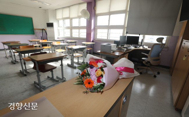 코로나19로 비대면 졸업식이 진행된 서울의 한 초등학교 6학년 교실 교탁 위에 꽃다발이 놓여 있다. |사진공동취재단