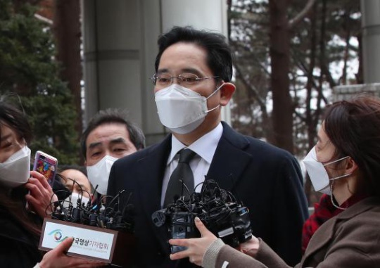 Lee Jae-yong, vice chairman of Samsung Electronics attends a sentencing hearing on the case of the abuse of state authority at the Seoul High Court in Seocho-dong, Seoul on the afternoon of January 18. Kim Ki-nam