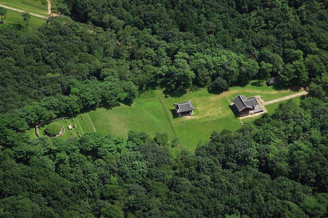 경기 구리 동구릉의 시작인 태조 건원릉은 조선왕조 왕릉 제도의 기준이 되었다. 능으로 오르는 향어로를 지나 정자각과 비각, 봉분으로 이어진다. 태종이 봉분에 잔디 대신 태조의 고향에서 흙과 억새를 가져다 덮었다는 일화가 전해진다. 쌤앤파커스 제공