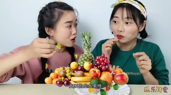 In this screen capture from iQIYI, one of the largest video streaming outlets in China, video content creators in China talk about eating gummy candy as a snack. [SCREEN CAPTURE]