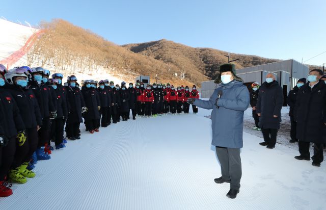 시진핑 중국 국가주석이 18일 수도 베이징의 옌칭구에 있는 국립 알파인 스키 센터를 찾아 선수와 코치, 직원들 앞에서 발언하고 있다. 이곳에서는 오는 2022년 베이징 동계올림픽·패럴림픽이 열릴 예정이다. 신화연합뉴스
