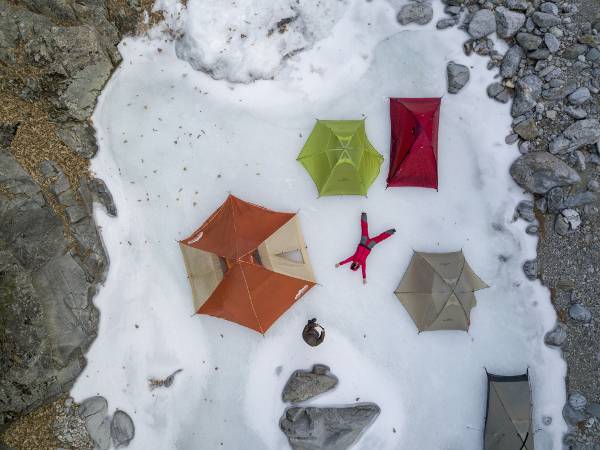 공중에서 수직으로 내려다본 계곡 얼음 위 텐트촌.